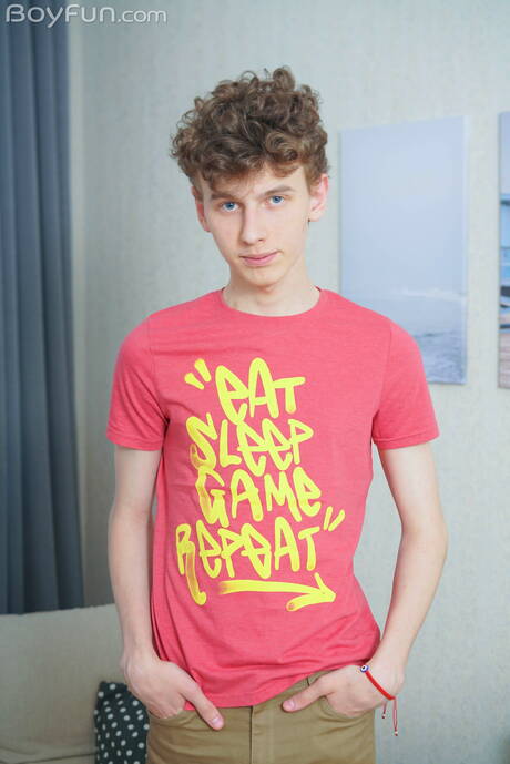 Twink Jim Sander brincando com um pau