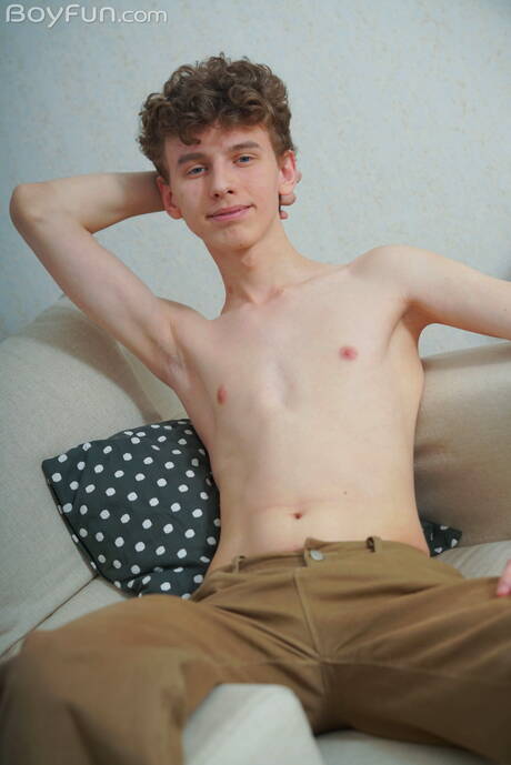 Twink Jim Sander brincando com um pau