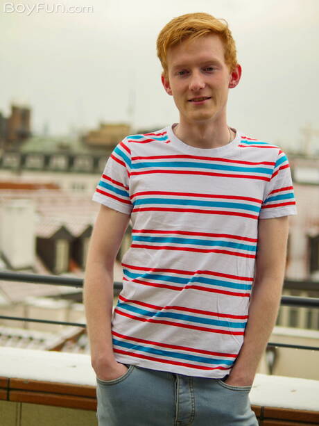 Boyfun: Il bellissimo ragazzo Tom Malone si spoglia e mostra il suo bel culo all