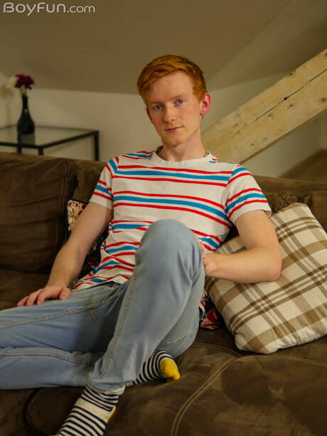 Der schöne Junge Tom Malone zieht sich aus und zeigt seinen schönen Hintern im Freien