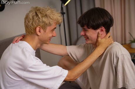 De jonge Elio Pjatteryd en de jonge jongen Jared Cloud maken buiten de liefde