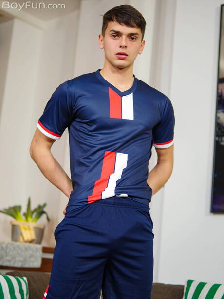 Czech pretty boy Finn Harper get naked and showing nice butt