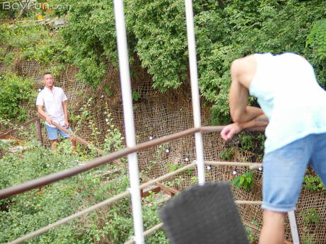 Dwóch czeskich chłopców, zmysłowy kumpel Luke Geer i przystojny chłopak Noah Bailey uprawiają gorący seks na świeżym powietrzu