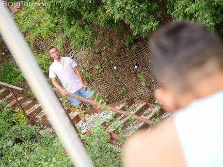 Dwóch czeskich chłopców, zmysłowy kumpel Luke Geer i przystojny chłopak Noah Bailey uprawiają gorący seks na świeżym powietrzu