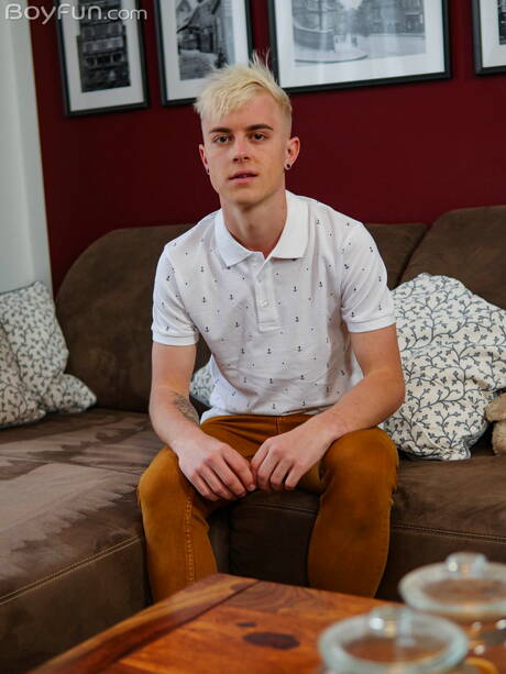 Mooie jongen Jamie Kelvin kleedt zich uit en laat zijn hete kont zien