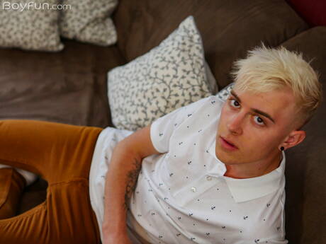 Der schöne Junge Jamie Kelvin zieht sich aus und zeigt seinen heißen Arsch