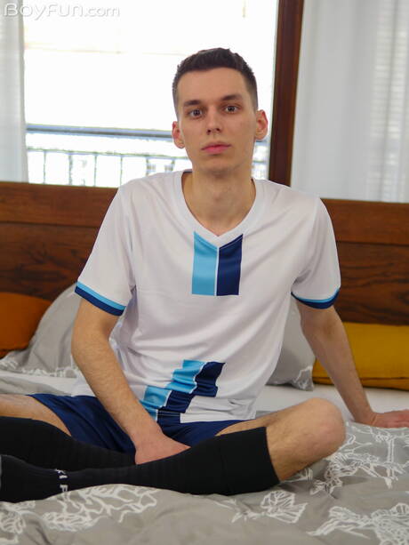 Der heiße Twink Darin Boswell zieht sich aus und zeigt seinen heißen Arsch