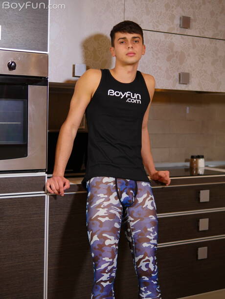 Der hübsche Tscheche Finn Harper posiert nackt und zeigt einen schönen Hintern in der Küche