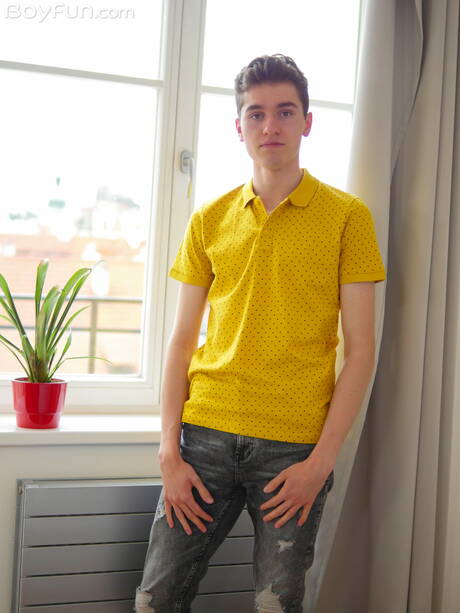 Der schöne Junge Liam Miller posiert nackt und zeigt seinen knackigen Hintern