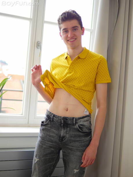 Der schöne Junge Liam Miller posiert nackt und zeigt seinen knackigen Hintern