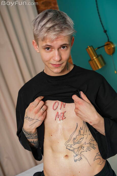 Młody Max Gen masturbuje się