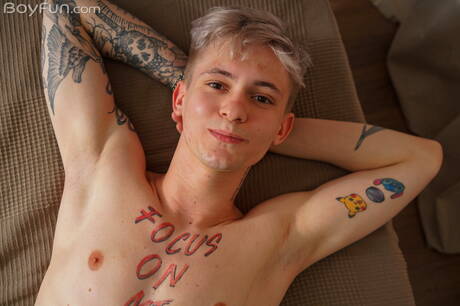 Młody Max Gen masturbuje się