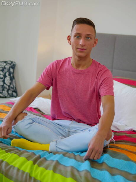 Le minet chaud Noah Bailey se déshabille et montre ses fesses chaudes