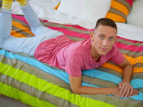 Le minet chaud Noah Bailey se déshabille et montre ses fesses chaudes