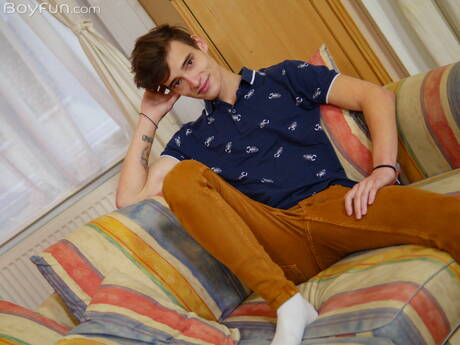 Knappe jongen Johnny Walsh poseert naakt en laat zijn strakke kont zien