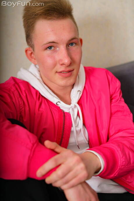 年輕的 Milo Zayd 玩弄陰莖