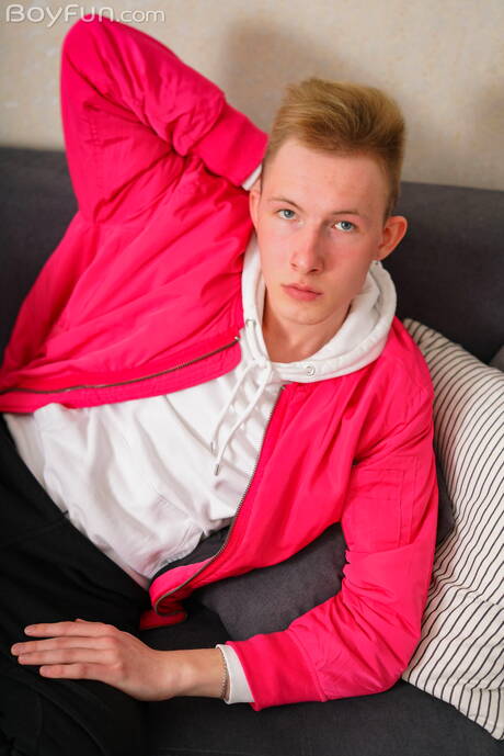 年輕的 Milo Zayd 玩弄陰莖