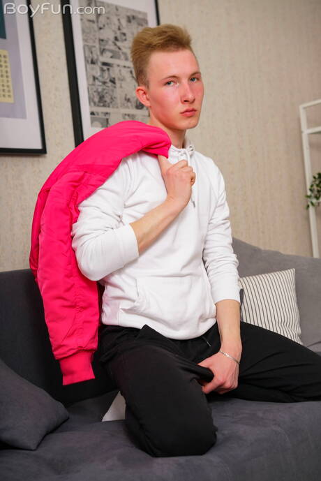 年輕的 Milo Zayd 玩弄陰莖