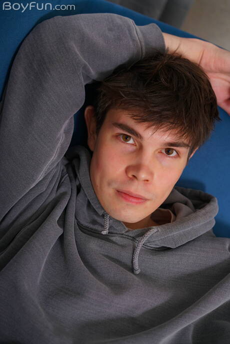 Il ragazzo sexy Alan Stark si spoglia e mostra il suo sedere