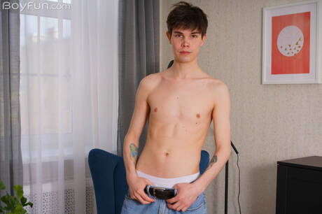 Il ragazzo sexy Alan Stark si spoglia e mostra il suo sedere