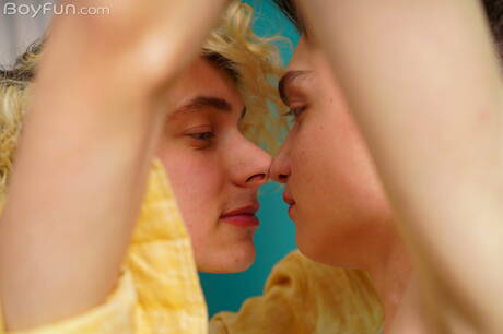 Boyfun: 帥哥 Elio Pjatteryd 和年輕帥哥 Mike Steed 上演熱辣情侶戲