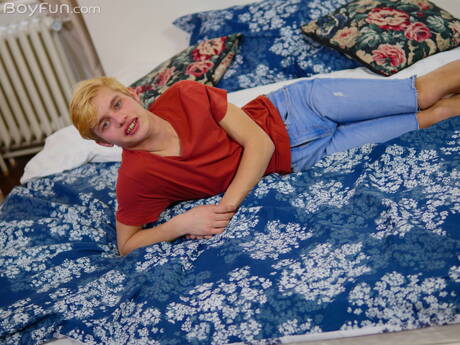 漂亮男孩 Kyle Polaski 裸體擺造型，露出臀部