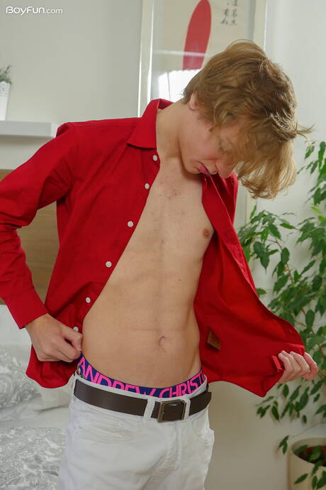 小男孩 Rick Lovatelli 脫光衣服，露出屁股