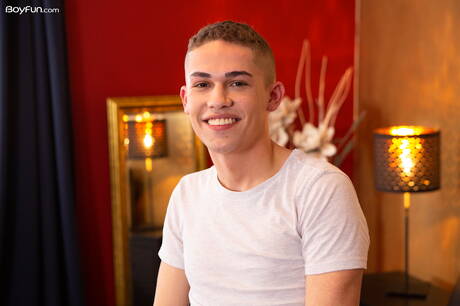 年輕男孩 Jd Black 裸體擺造型，露出性感的屁股