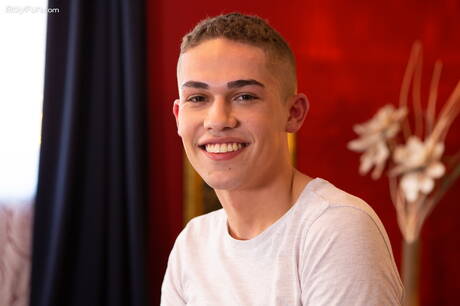 年輕男孩 Jd Black 裸體擺造型，露出性感的屁股