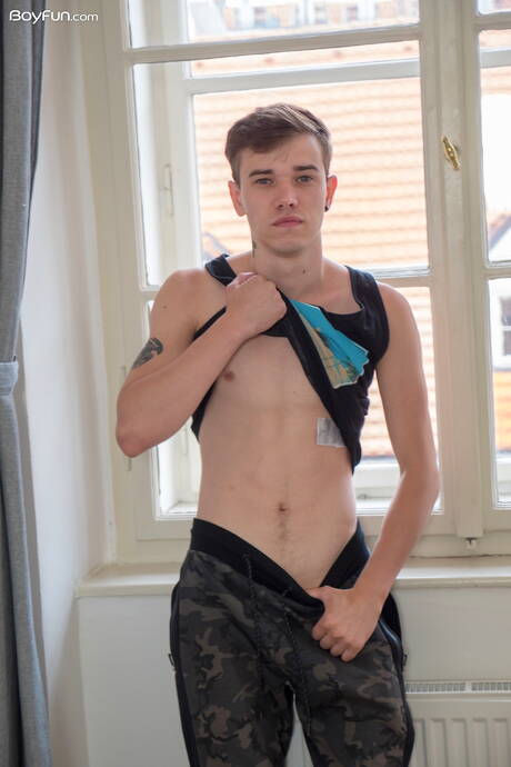 Hot twink Vitali Kutcher posing naked