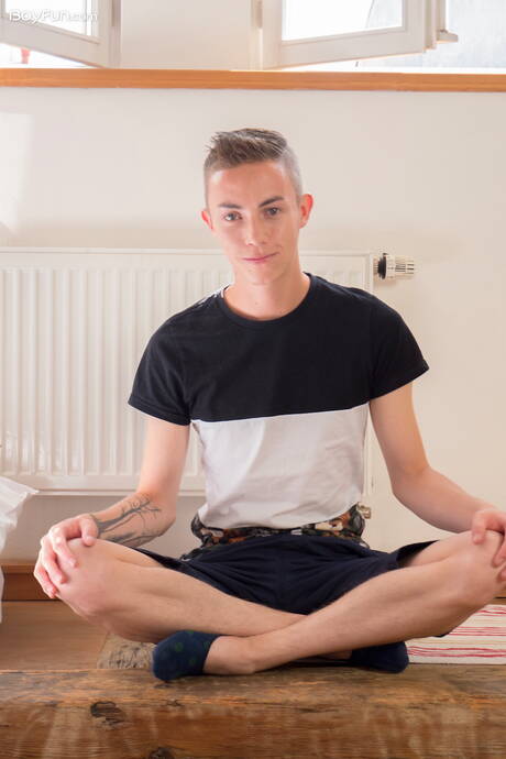 若いニック・ダナーが服を脱いでお尻を見せる