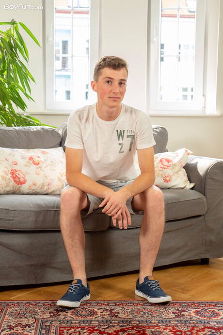 Hot twink Johnny Polak shows a beautiful body