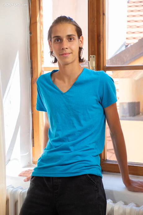 Der schöne Typ Jake Olsen posiert nackt alleine