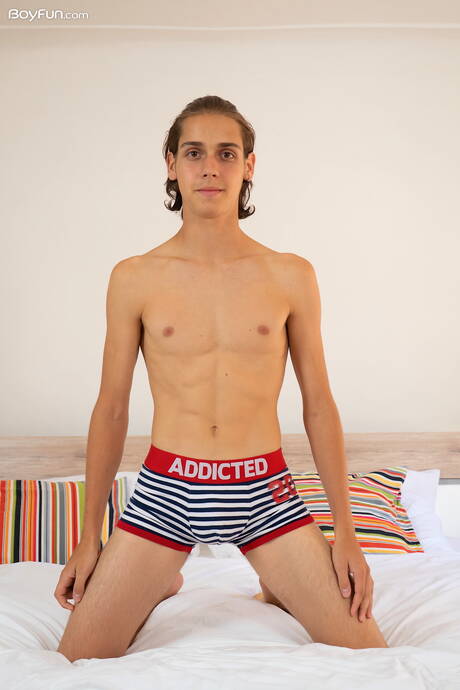 Der schöne Typ Jake Olsen posiert nackt alleine