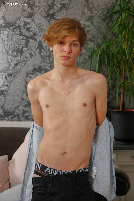 帥哥 Rick Lovatelli 裸體擺造型，秀出緊實的臀部