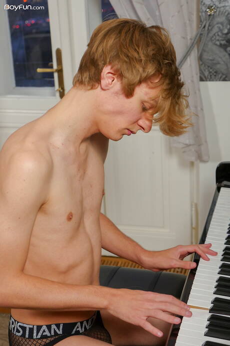 帥哥 Rick Lovatelli 裸體擺造型，秀出緊實的臀部