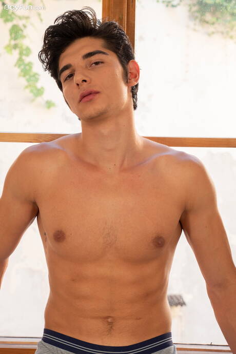 Hunk Jared Shaw shows a beautiful body