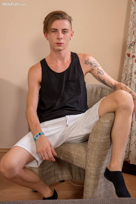 Młody facet Jerome James pokazuje piękne ciało