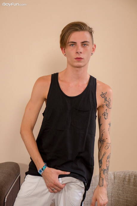 Młody facet Jerome James pokazuje piękne ciało