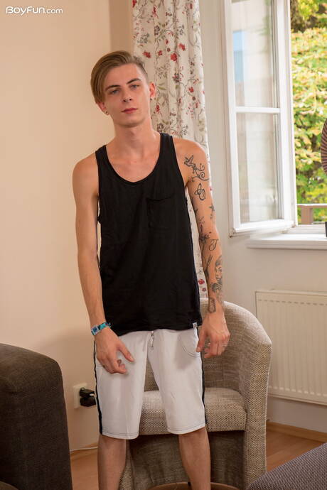 Młody facet Jerome James pokazuje piękne ciało