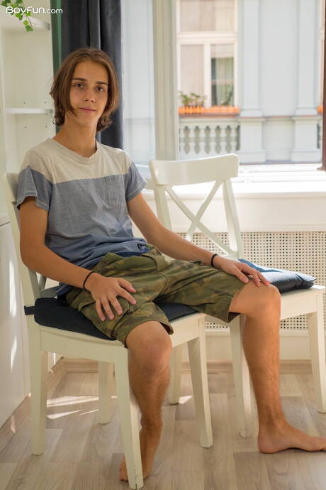 Young dude Jake Olsen shows a perfect body