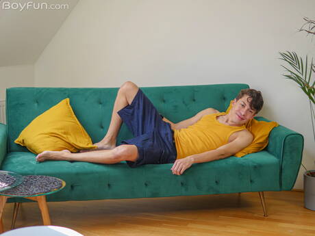 Piękny latynoski chłopak Danny Bianchi pozuje nago i pokazuje tyłek