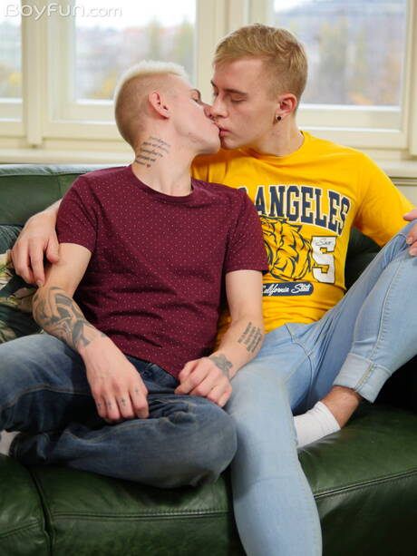 Knappe jongen Jamie Kelvin en jonge jongen Noah Carter in hete homoseksuele scène