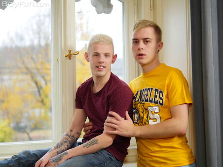 Knappe jongen Jamie Kelvin en jonge jongen Noah Carter in hete homoseksuele scène