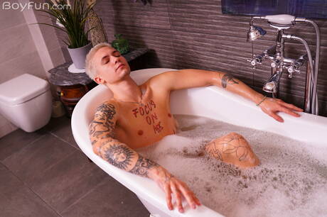 同性戀男孩 Alex Blade 和同性戀男孩 Max Gen 在浴缸中享受火熱的同性戀行為