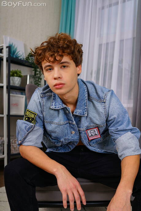 Hete twink Leo Animo plaagt zijn pik