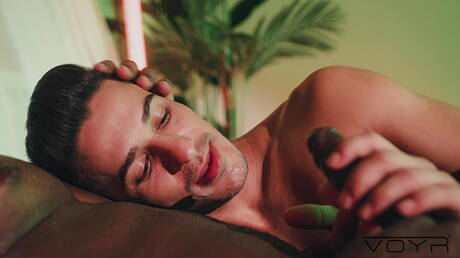 Le musclé Kaell Fernandes et le costaud Danillo ont une scène de couple torride