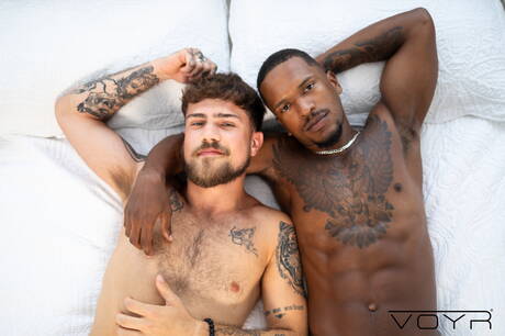 帥哥 Felippe Masson 和帥哥 Caio Rodrigues 進行跨種族愛情