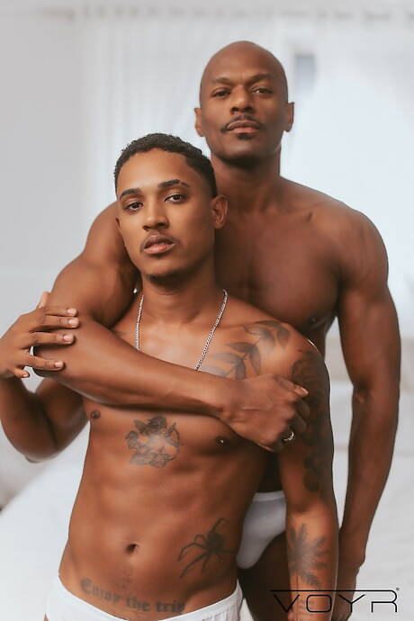 Stud Rhyheim Shabazz en knappe kerel Rafiel poseren naakt en laten hun hete kont zien