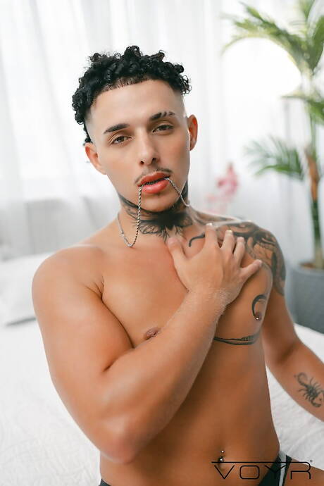 Voyr: Stud Rhyheim Shabazz and superstud Gonzales have a hot sex